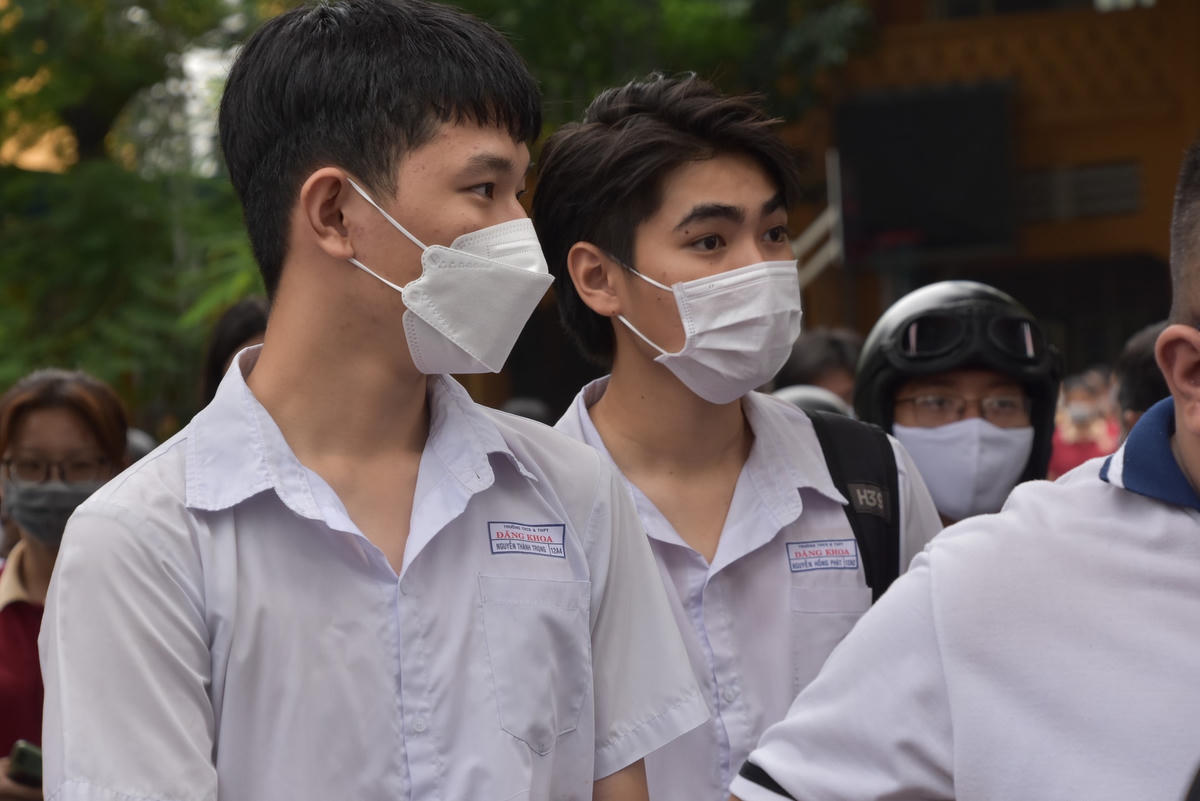 Trong khi đó, em Nguyễn Hồng Phát (trường THPT Đăng Khoa) cũng vui mừng chia sẻ: "Đề thi KHTN vừa sức với em và bám rất sát đề thi minh hoạ của Bộ GD&ĐT, do đó em không quá áp lực khi làm bài. Tuy nhiên, để đạt điểm trên 8 với đề thi này khá khó khăn vì các câu cuối rất khó". 