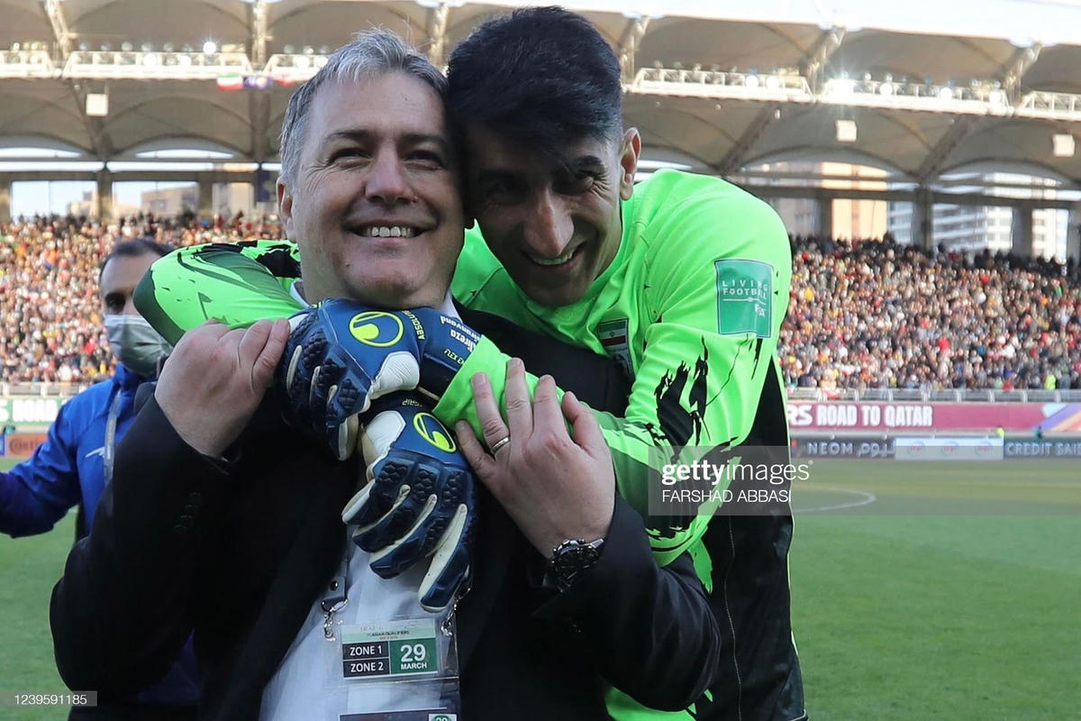 HLV Dragan Skocic và thủ môn Iran, Alireza Beiranvand ăn mừng tấm vé dự World Cup 2022. Ảnh: Getty