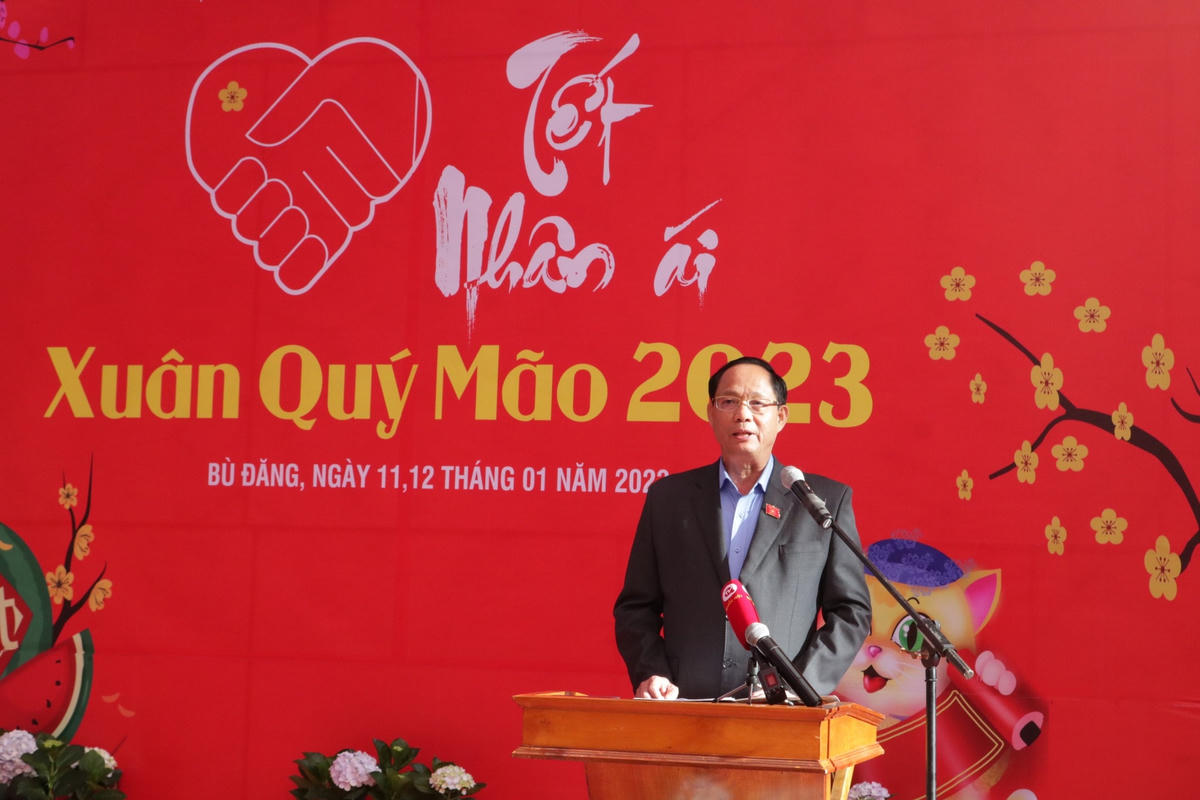 Ủy viên Trung ương Đảng, Phó Chủ tịch Quốc hội Trần Quang Phương phát biểu chúc mừng. 