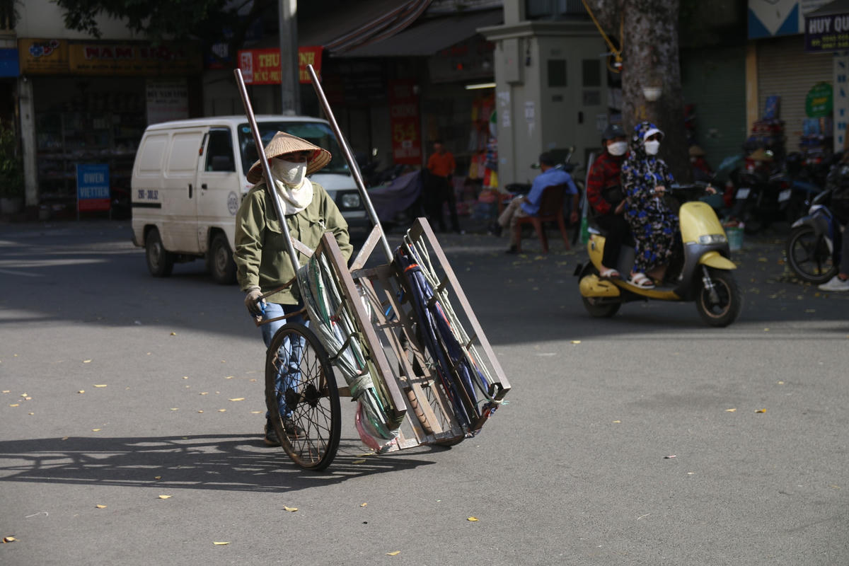 Một số người chở xe bò phải dùng đến khăn ướt dày để làm khẩu trang tránh tình trạng ở ngoài nắng lâu dẫn đến mất nước.