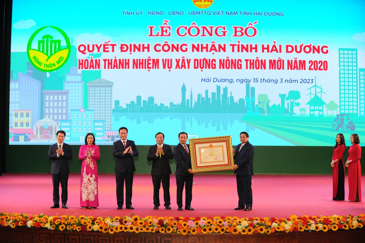 Thủ tướng Phạm Minh Chính trao quyết định công nhận Hải Dương hoàn thành nhiệm vụ xây dựng nông thôn mới.