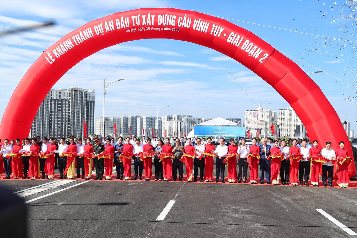 Thủ tướng Chính phủ Phạm Minh Chính cùng lãnh đạo UBND TP Hà Nội cắt băng khánh thành và thông xe Cầu Vĩnh Tuy giai đoạn 2