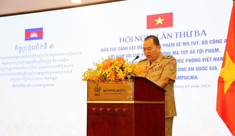 Trung tướng King Sarat, Cục trưởng Cục Chống ma túy thuộc Tổng cục Công an quốc gia, Bộ Nội vụ Vương quốc Campuchia phát biểu tại Hội nghị. (Ảnh: T.Lữ)