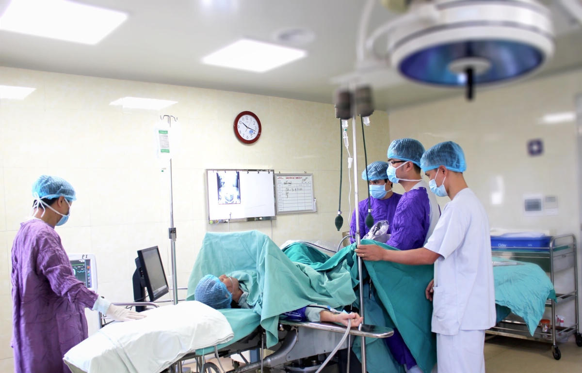 Nội soi tán sỏi ngược dòng cho bệnh nhân tại Bệnh viện E. Ảnh: BVCC.