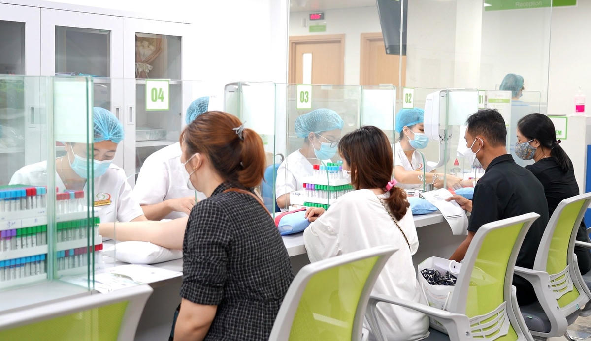 Sau những giờ lao động miệt mài, những nhân viên y tế cũng cần chăm lo cho gia đình nhỏ. Ảnh minh họa.