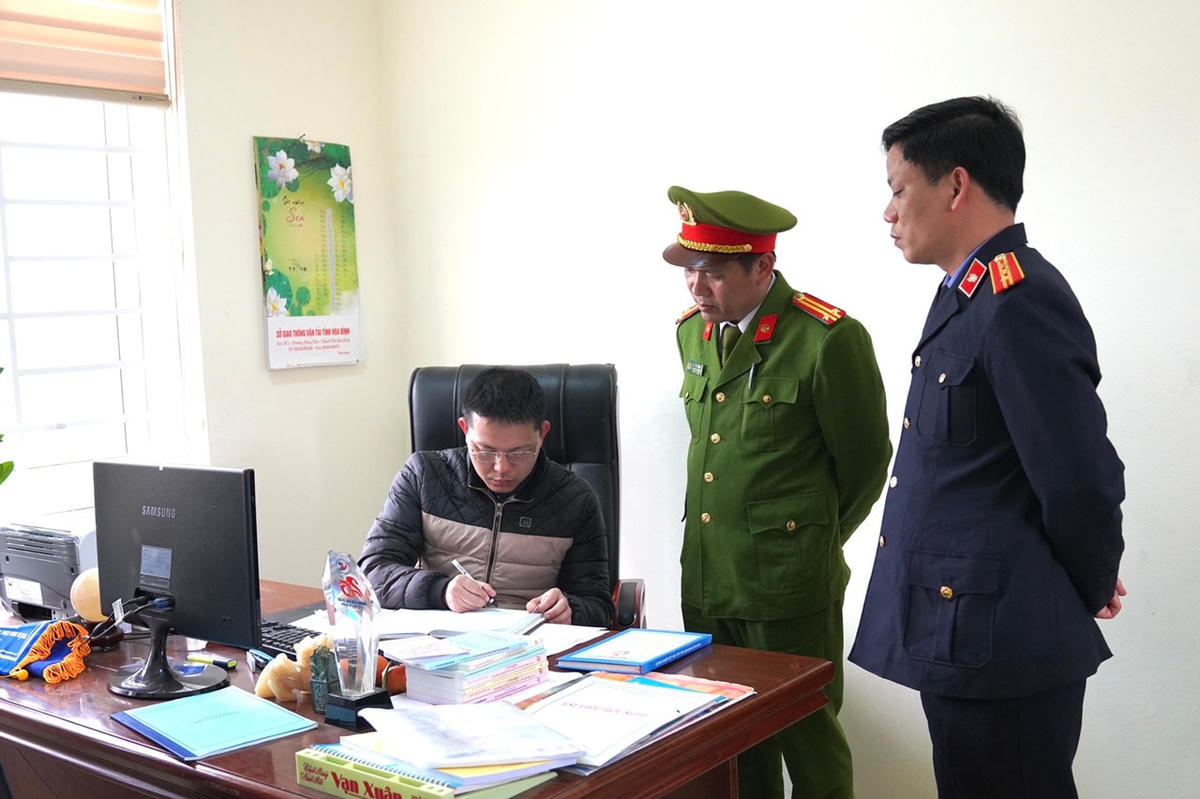 Cơ quan cảnh sát điều tra khám xét nơi làm việc của bị can Trịnh Thành Công, Giám đốc Trung tâm đăng kiểm xe cơ giới. Ảnh:CAHB.
