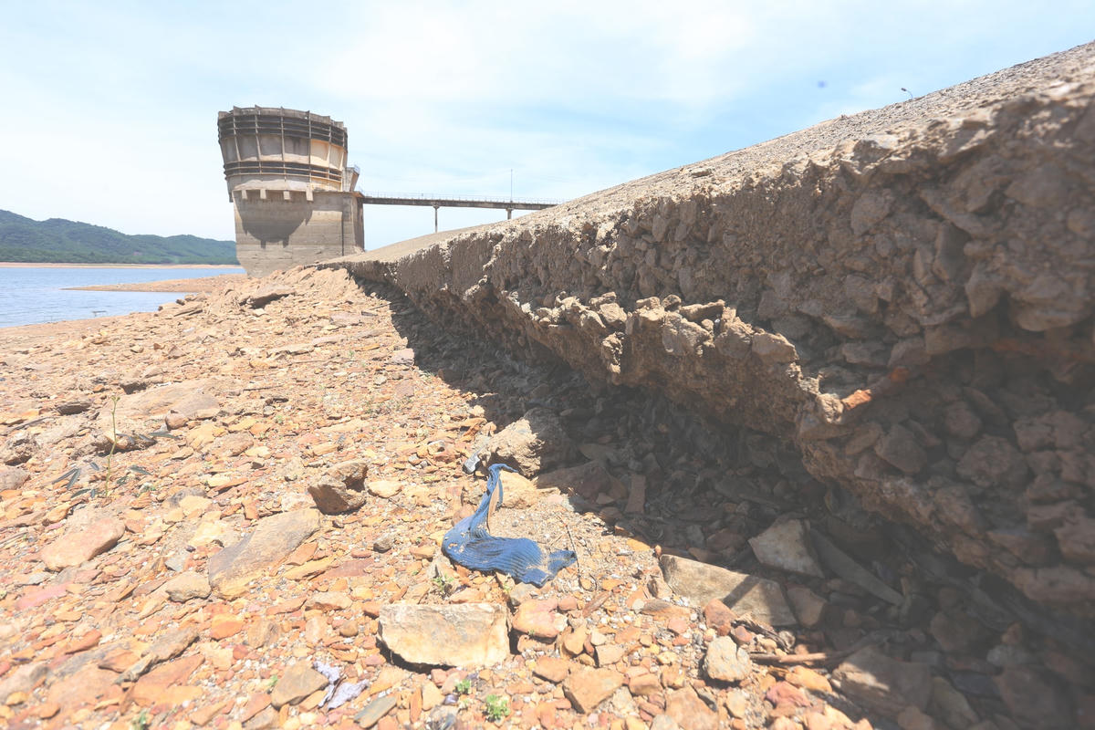 Những mảng bê tông tại vị trí mái taluy dưới chân đập bị lộ ra hình ảnh xói mòn, hở hàm ếch khi nước xuống thấp.