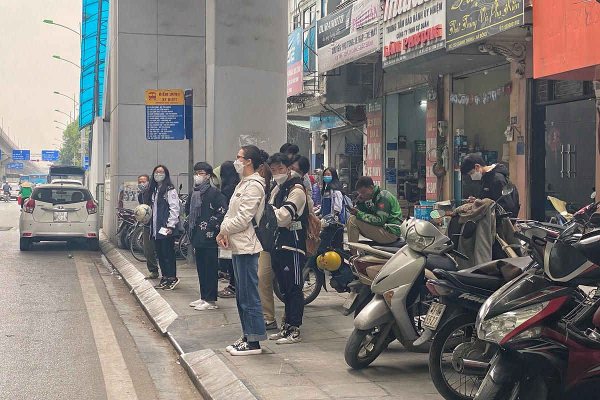  Không chỉ gây ảnh hưởng đến an toàn giao thông, việc nhà chờ, điểm dừng xe buýt bị chiếm dụng, còn khiến người dân mất đi thiện cảm với loại hình vận tải hành khách công cộng này.