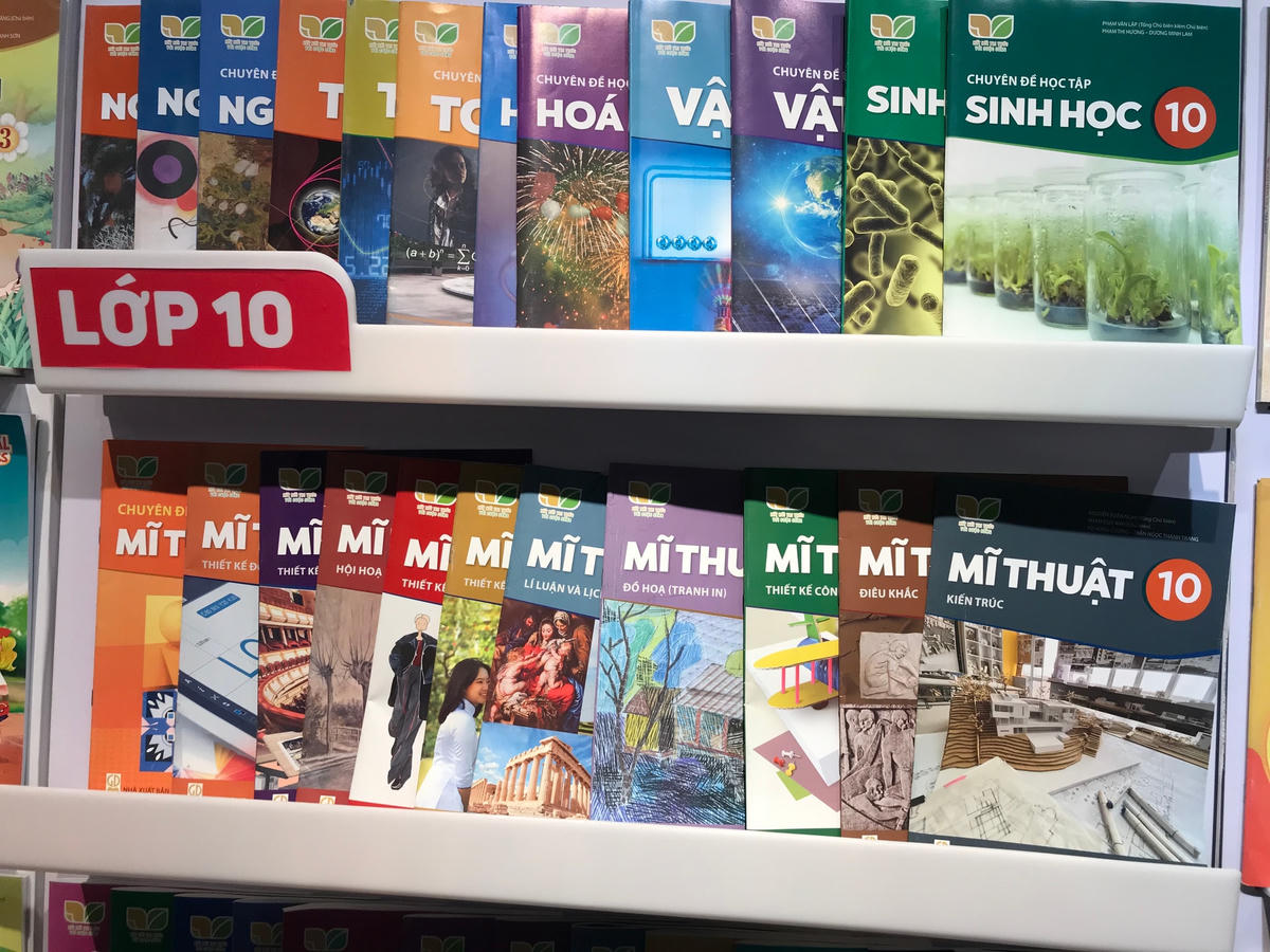 Theo ĐB Nguyễn Lân Hiếu (Bình Định), đổi mới sách giáo khoa là rất đúng đắn, nhưng cách làm của chúng ta chưa đúng. Ảnh: Nhật Hoàng.  