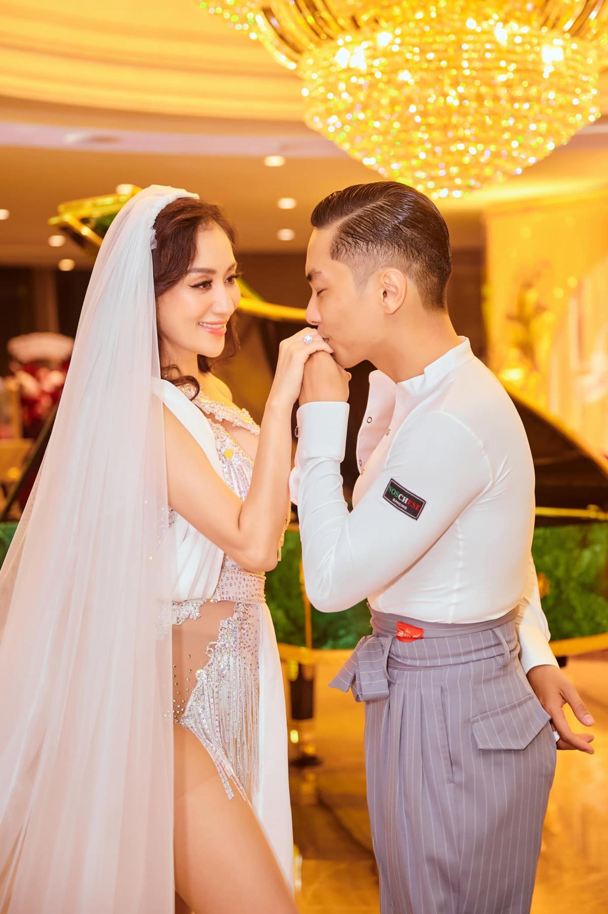 Khánh Thi cách Phan Hiển gần một con giáp, đó cũng là trở ngại lớn nhất khiến mối tính của cả hai bị ngăn cấm.