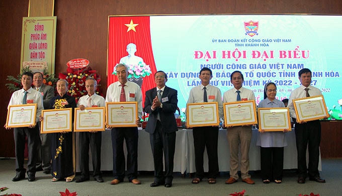 Ông Trần Ngọc Thanh, Chủ tịch Uỷ ban MTTQ Việt Nam tỉnh Khánh Hòa, tặng bằng khen cho 9 tập thể, 22 cá nhân. 