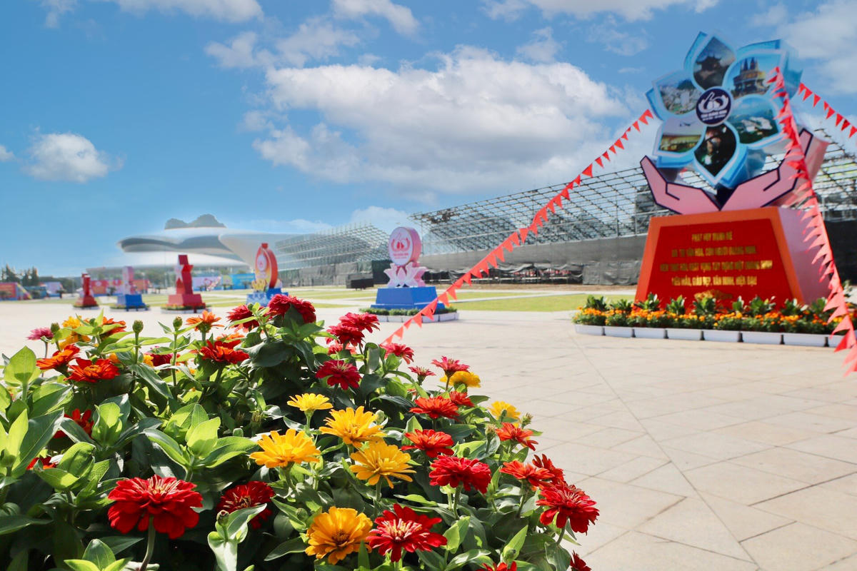 Khu vực tại Quảng trường 30/10 được trang hoàng lộng lẫy, nơi đây là điểm được rất nhiều người dân Quảng Ninh và du khách lựa chọn để “check in”.