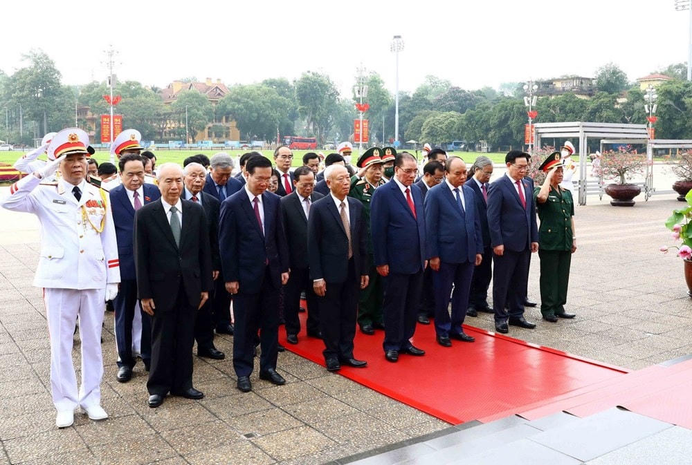 Các vị lãnh đạo Đảng, Nhà nước và các đại biểu kính cẩn trước Lăng viếng Chủ tịch Hồ Chí Minh. (Ảnh: TTXVN).
