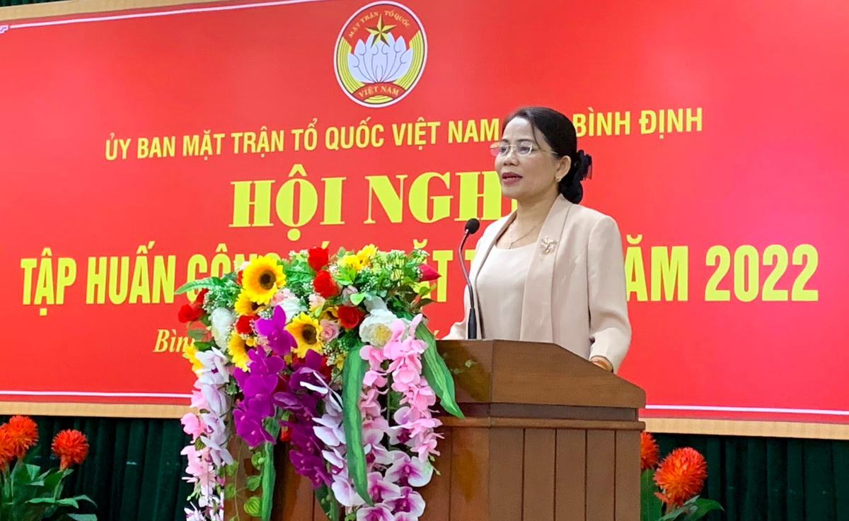 Bà Nguyễn Thị Phong Vũ, Chủ tịch Ủy ban MTTQ Việt Nam tỉnh Bình Định phát biểu tại Hội nghị.