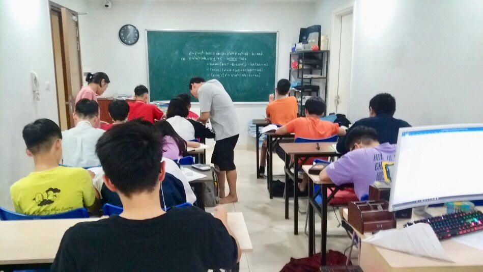 Bộ GDĐT nghiêm cấm giáo viên dạy thêm chính học sinh của mình. Ảnh minh họa.