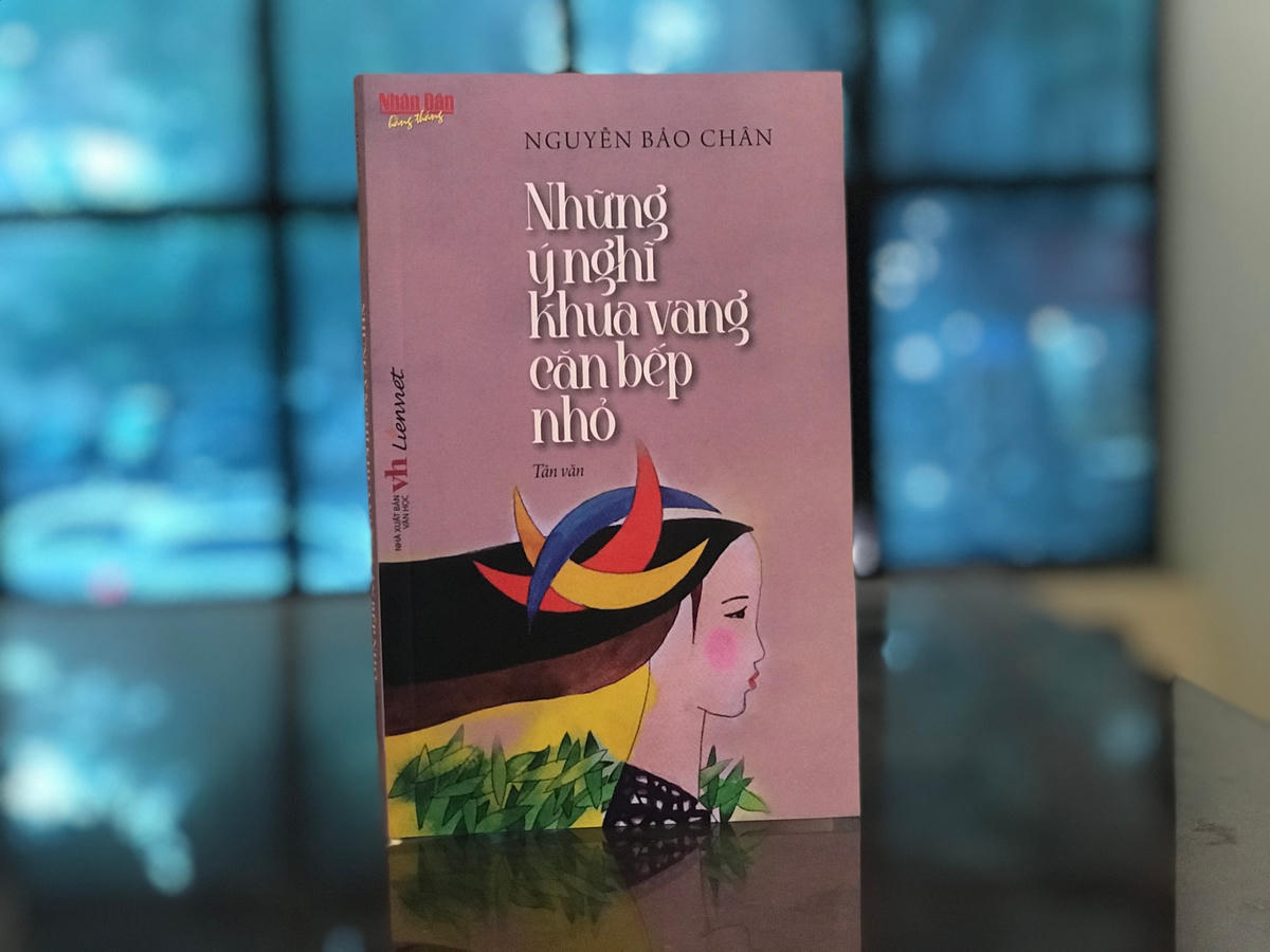 Tập tản văn “Những ý nghĩ khua vang căn bếp nhỏ” do NXB Văn học ấn hành. Ảnh: Thư Hoàng.