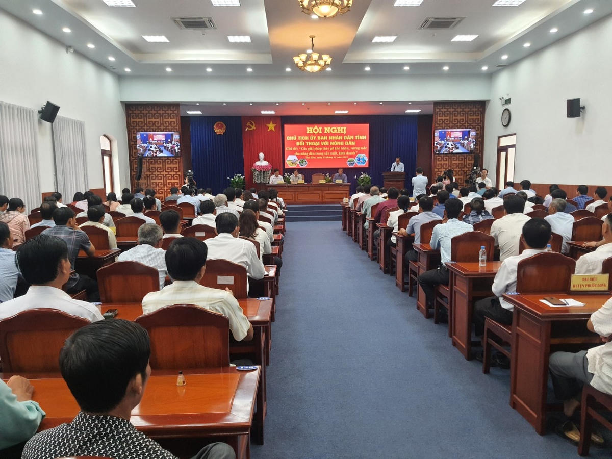 Quang cảnh Hội nghị Chủ tịch UBND tỉnh Bạc Liêu đối thoại với nông dân.