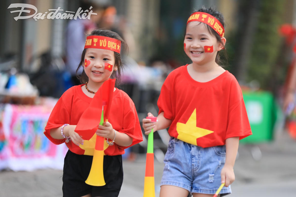 Các CĐV nhí phấn khởi tham gia cổ vũ thầy trò HLV Mai Đức Chung.