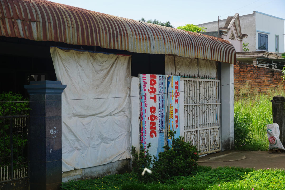 Nhà dân ngay mặt tiền đường phải che chắn kĩ càng để tránh bụi. Ảnh: Thiên Du.