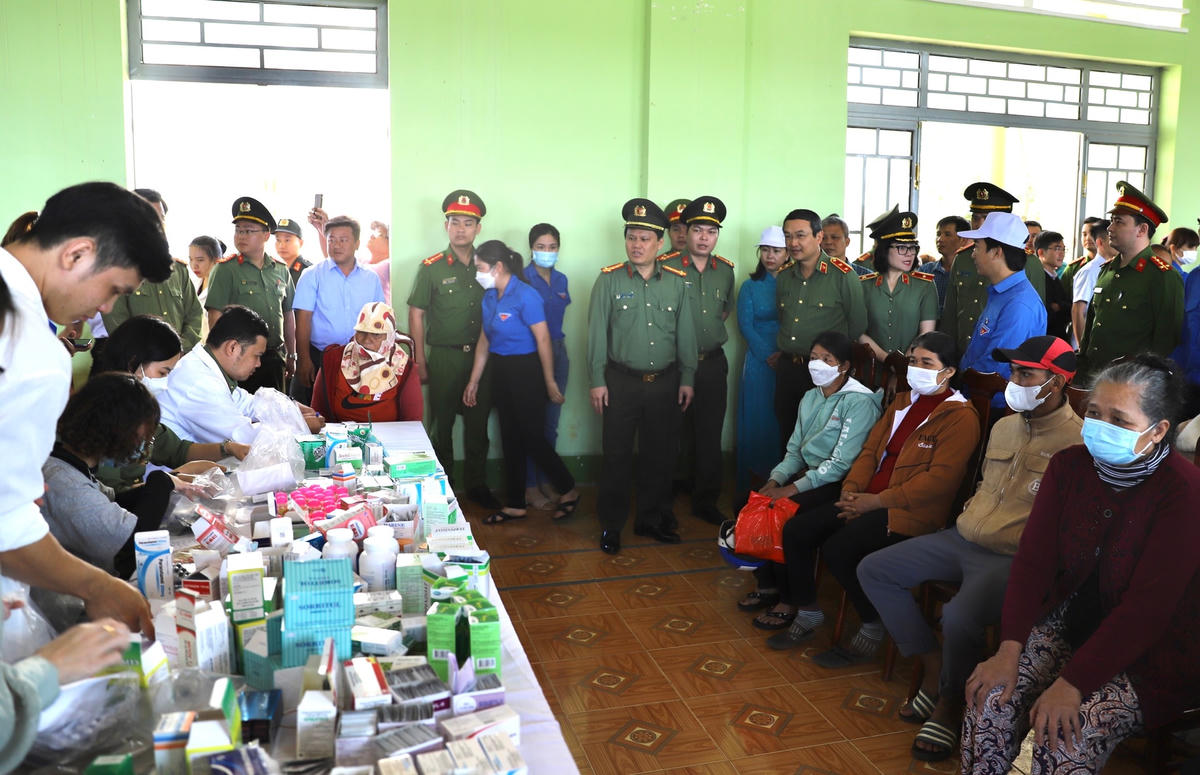 Các y, bác sĩ ngành Công an khám bệnh, tư  vấn sức khỏe, cấp phát thuốc miễn phí cho người dân.