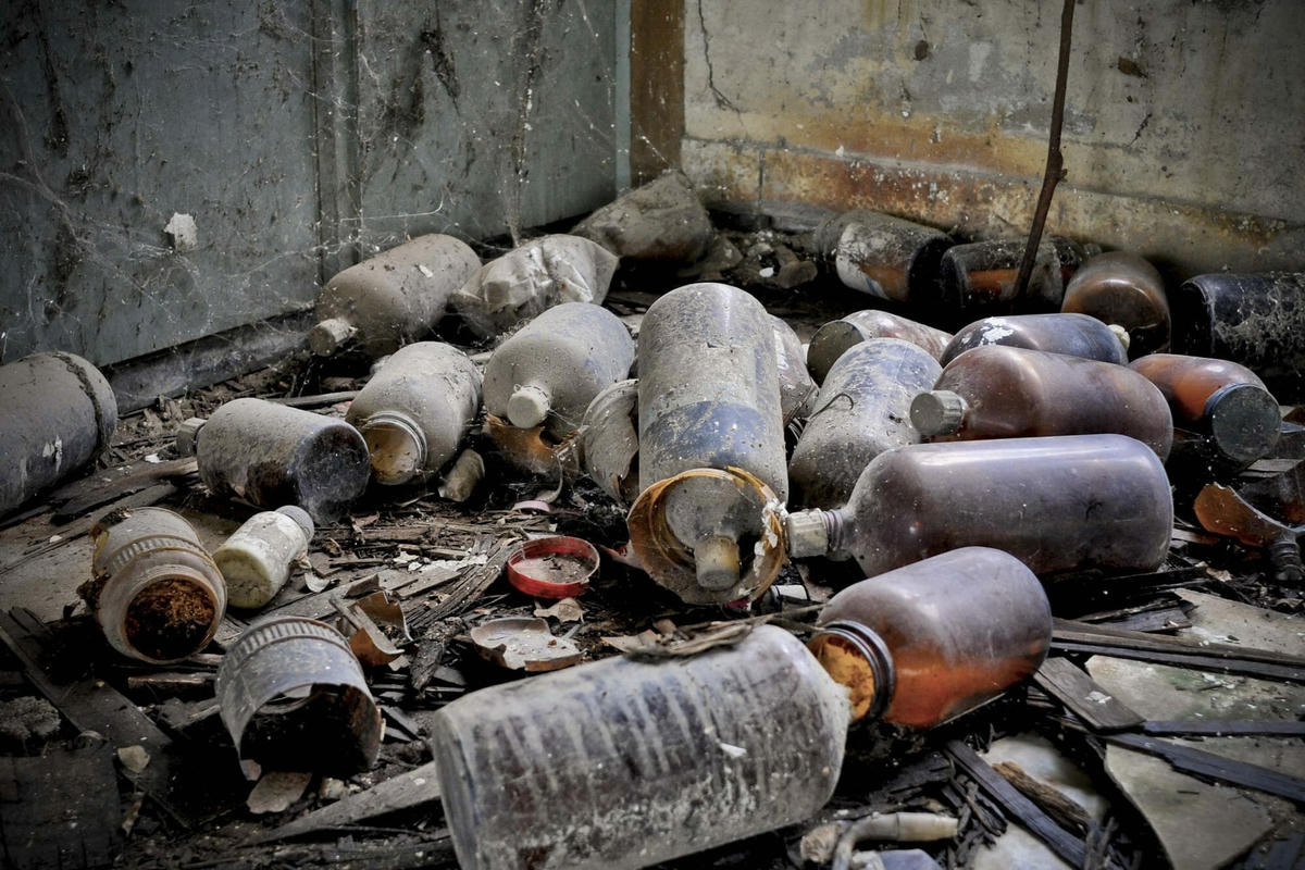 Tàn dư từ thảm họa rò rỉ tại nhà máy Bhopal. Ảnh: Earthrights.