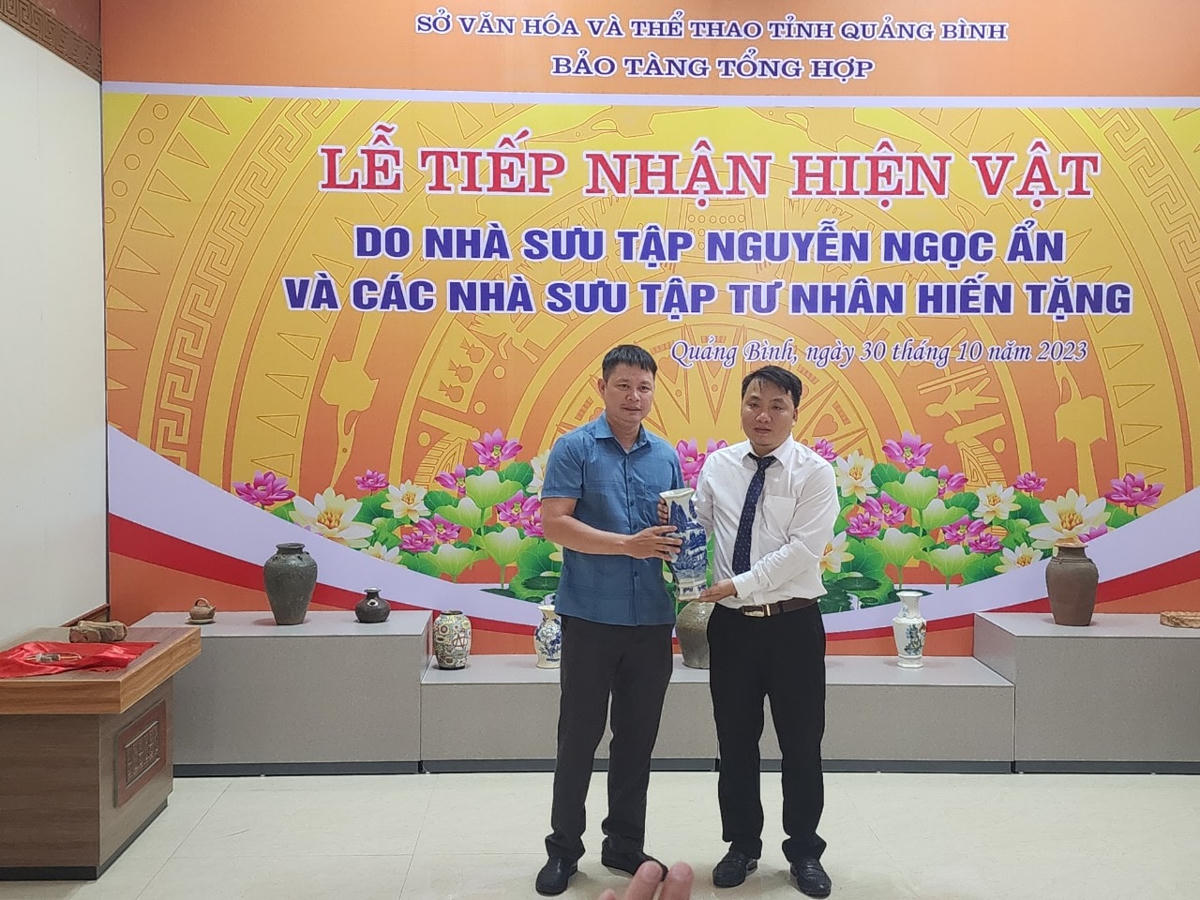 Đại diện Bảo tàng Tổng hợp Quảng Bình tiếp nhận hiện vật trao tặng.