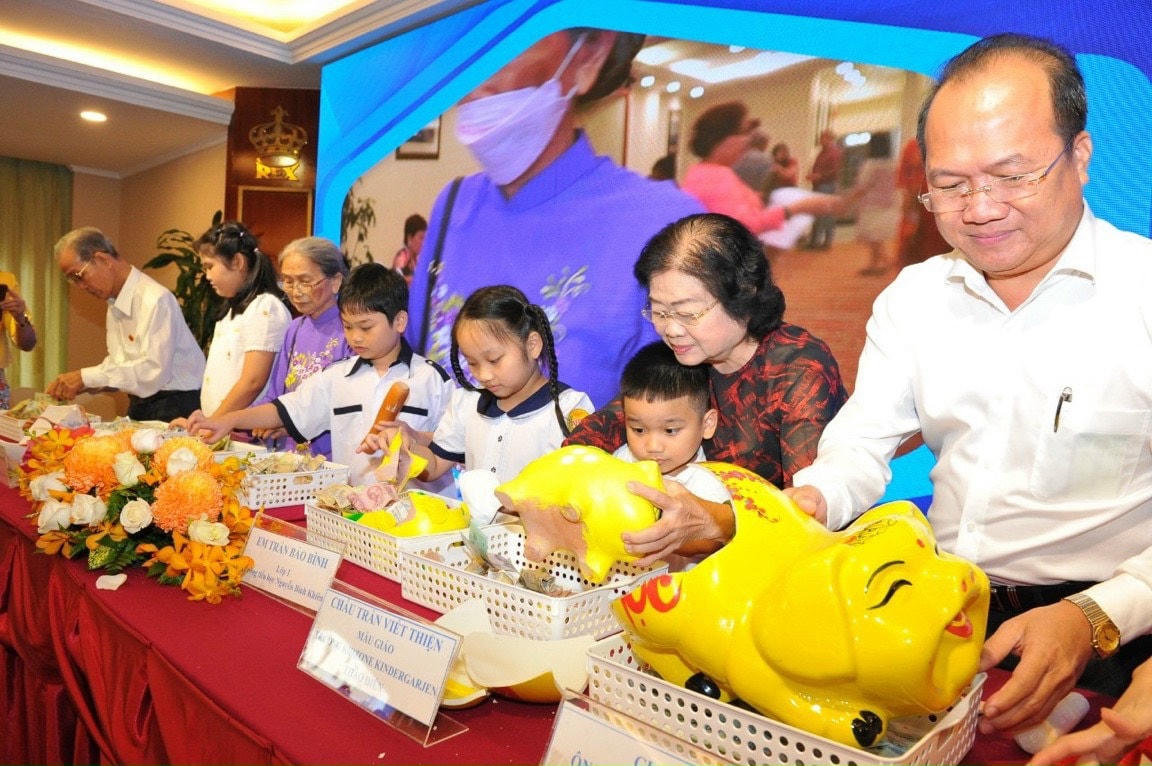 Nhiều em nhỏ ủng hộ quỹ bằng cách nuôi heo đất.
