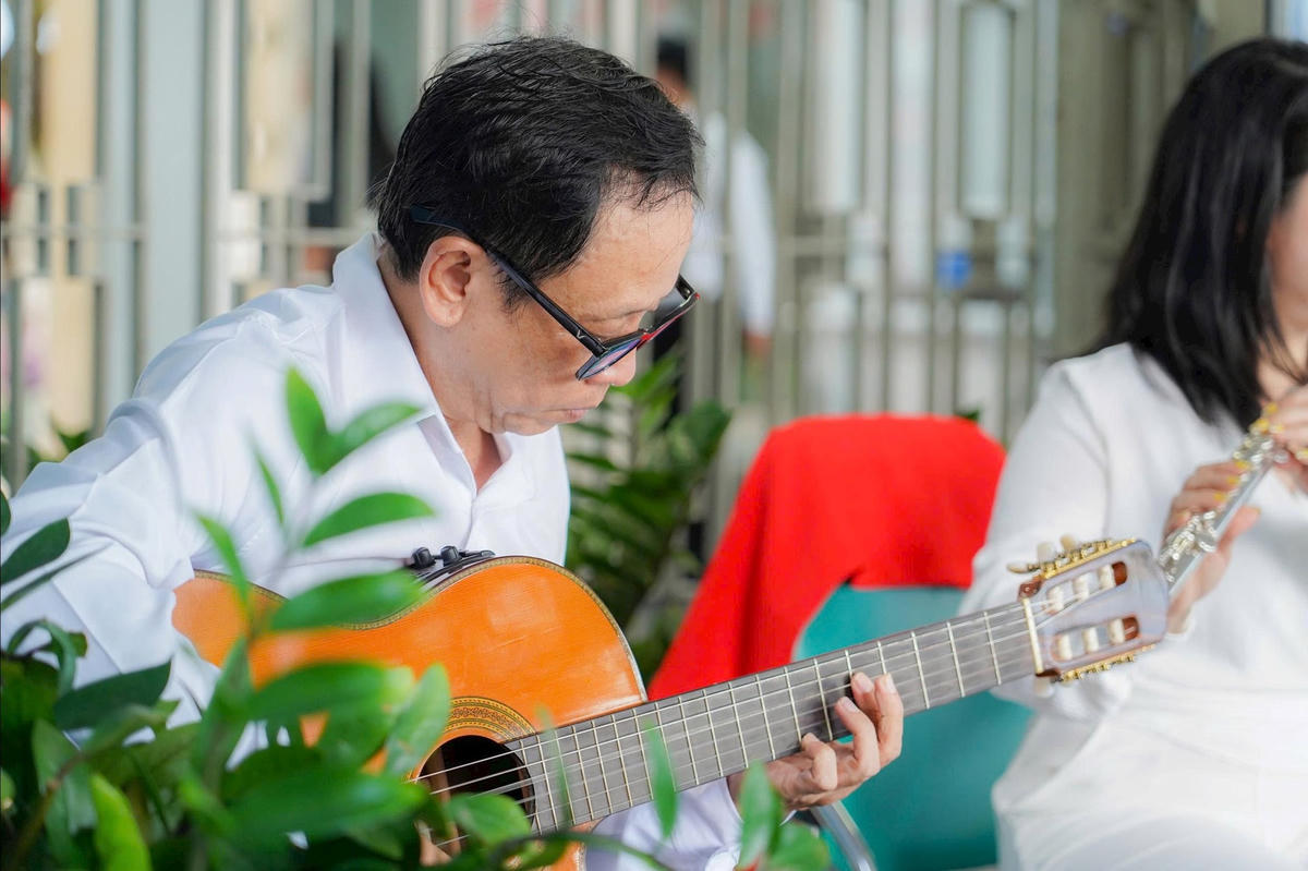 TS.BS Võ Hồng Minh Công - Phó giám đốc Bệnh viện Nhân dân Gia Định chia sẻ: “Âm nhạc không chỉ là món ăn tinh thần mà còn là liều thuốc giúp xoa dịu những lo âu, căng thẳng trong cuộc sống và quá trình điều trị bệnh