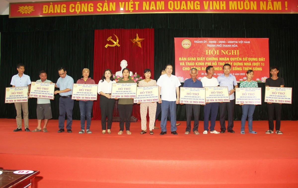 Lãnh đạo TP Thanh Hóa trao giấy chứng nhận quyền sử dụng đất cho 15 gia đình và trao kinh phí hỗ trợ làm nhà đợt 1 cho 9 gia đình đang xây dựng nhà ở tại phường Nam Ngạn, mỗi gia đình được hỗ trợ 50 triệu đồng.