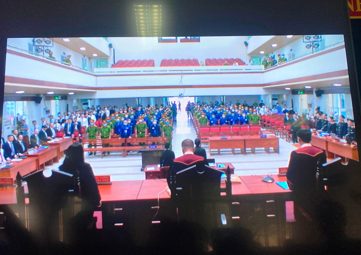 Tòa  tuyên án đối với 74 bị cáo. Ảnh chụp qua màn hình.