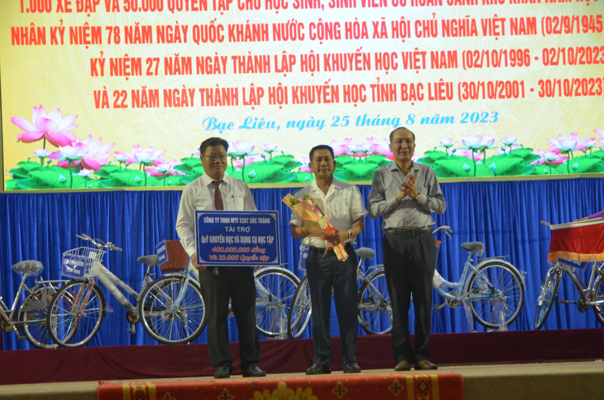 Các nhà tài trợ, nhà hảo tâm trao tiền ủng hộ Quỹ Khuyến học tỉnh Bạc Liêu