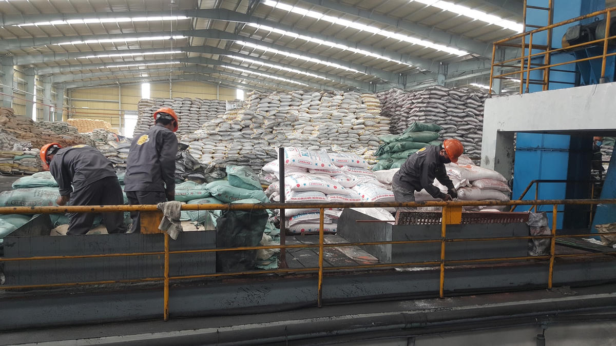 Trong khi nông dân đang chịu nhiều khó khăn bởi giá phân bón thì doanh nghiệp ngành này lại “bội thu”.