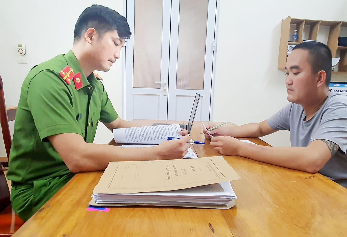 Đối tượng Lường Khắc Công tại cơ quan công an.
