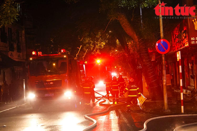 Lực lượng PCCC đã điều động 8 xe chữa cháy và 1 xe thang đến dập lửa.