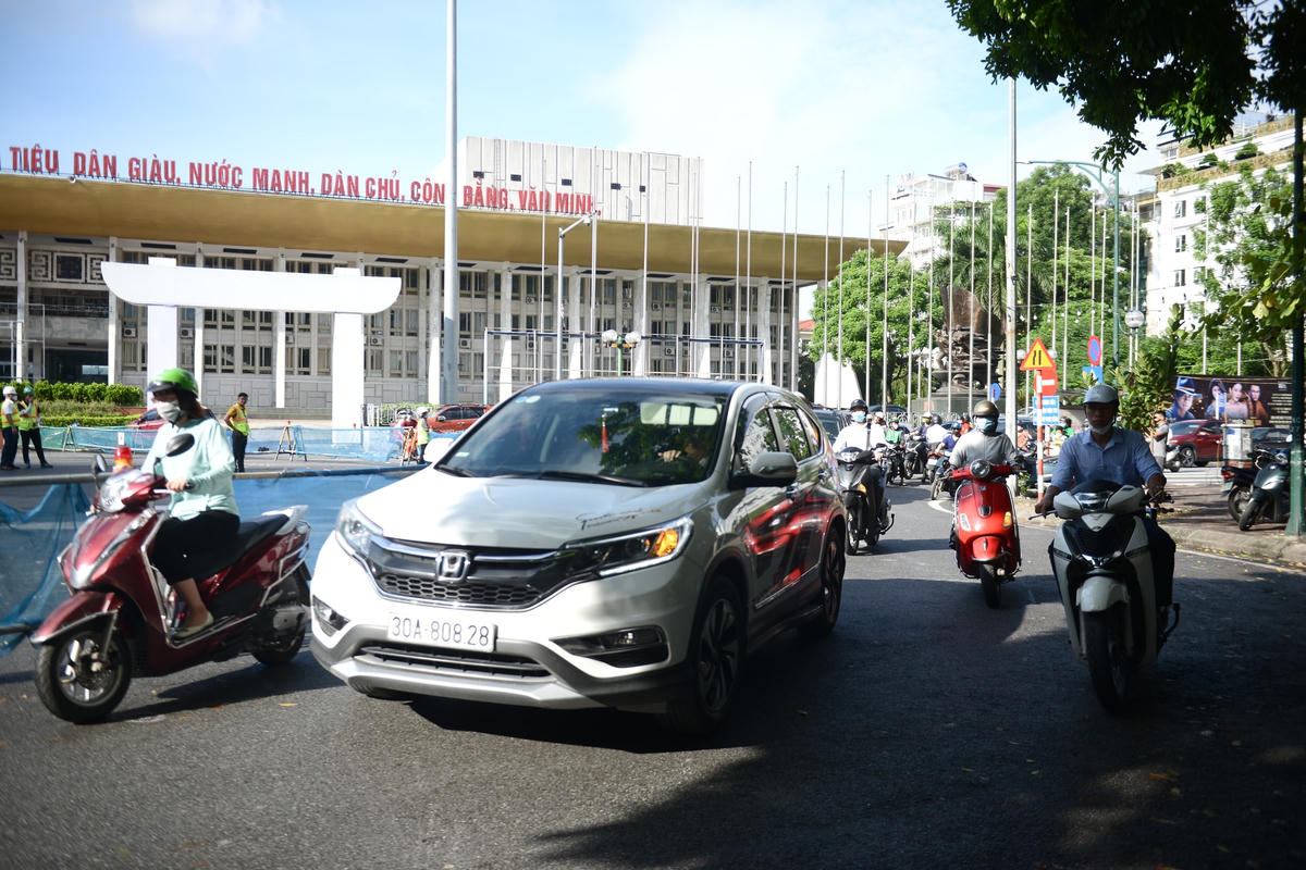 Khoảng 8h sáng, lưu lượng xe cộ đi qua khu vực Trần Hưng Đạo đã có dấu hiệu tăng.