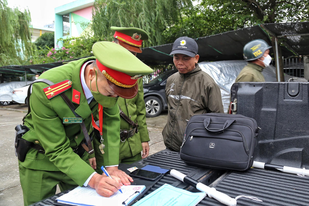 Ông Nguyễn Văn Hà, người dân sống trên địa bàn phường Hà Cầu cho biết: “Ít hôm chúng tôi lại thấy lực lượng chức năng đến xử lý vi phạm nhưng không được bao lâu tình trạng vi phạm lại tái diễn. Việc các hộ gia đình lấn chiếm sử dụng vỉa hè, lòng đường vào nhiều mục đích khác nhau khiến chúng tôi vô cùng bức xúc”.