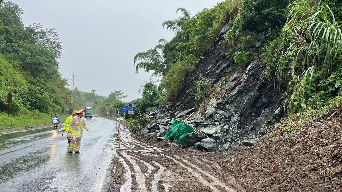 Mưa lớn kéo dài, nhiều tuyến đường tại Hoà Bình và Điện Biên sạt lở