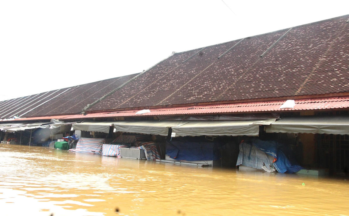 Một góc chợ Hội An ngập nước sâu.