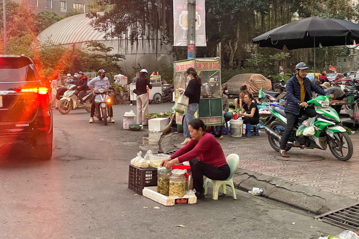 Hình ảnh người bán hàng ngang nhiên lấn chiếm lòng đường.