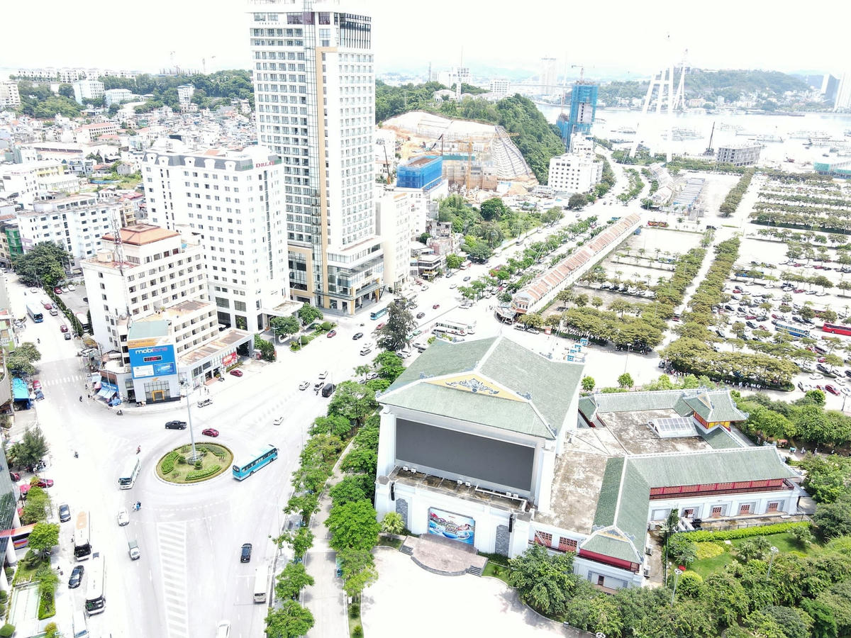 Ngày 14/8, đường Bãi Cháy (TP Hạ Long) thưa thớt xe du lịch, khác hẳn với hình ảnh xe cộ chen chúc nhau di chuyển vào các dịp cuối tuần trước.