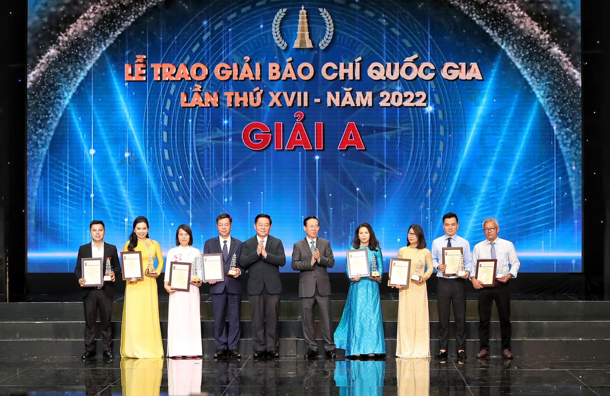 Các tác giả đoạt giải A Giải Báo chí Quốc gia lần thứ XVII.