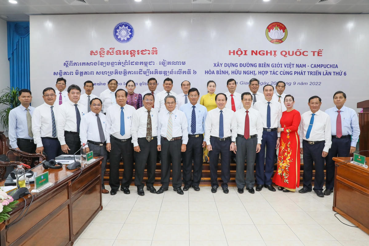  Đại biểu chụp ảnh lưu niệm tại Hội nghị.