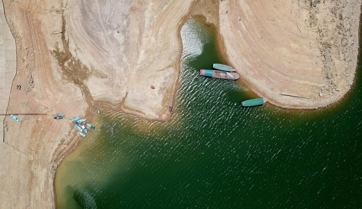 Đại diện lãnh đạo Công ty TNHH MTV Thủy lợi Nam Hà Tĩnh (đơn vị quản lý, vận hành và khai thác hồ Kẻ Gỗ) thông tin, mực nước hiện tại ở hồ Kẻ Gỗ đã giảm xuống chỉ còn 45 triệu m3.