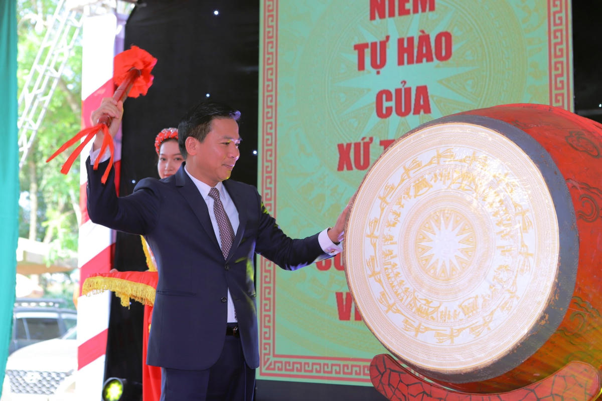 Ông Đỗ Trọng Hưng, Bí thư Tỉnh ủy Thanh Hóa đã đánh trống khai hội Lễ hội đền thờ Lê Hoàn năm 2023.