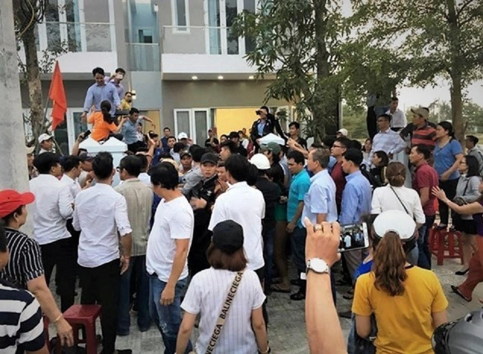 Trong một lần người dân đến trụ sở Bách Đạt An đòi sổ đỏ.