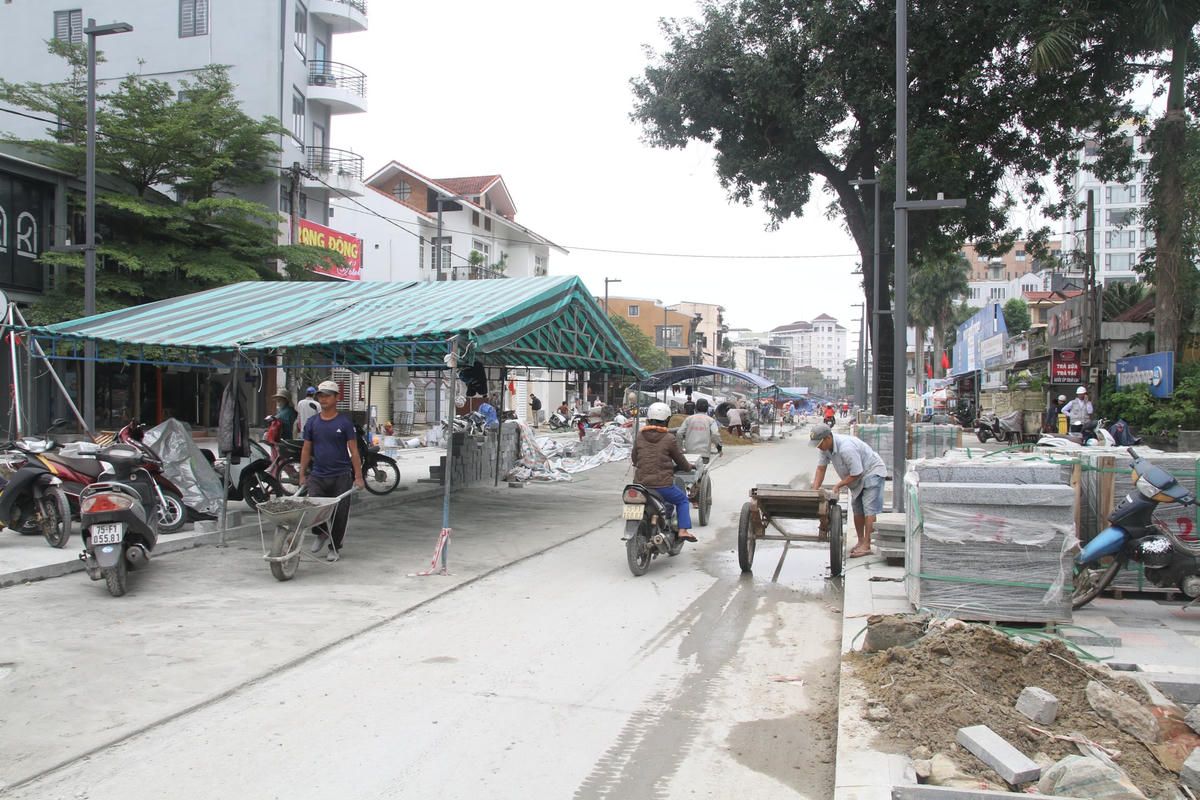 Do thời tiết ở Huế mưa nhiều thời gian qua khiến dự án bị ảnh hưởng về tiến độ. Chủ đầu tư đang đốc thúc các nhà thầu tranh thủ thời tiết nắng ráo gấp rút huy động công nhân thi công để đảm bảo tiến độ.