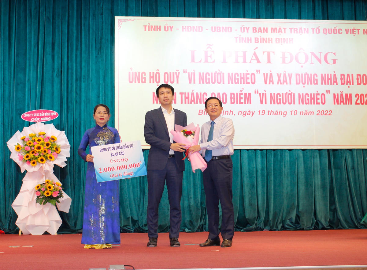 Công ty cổ phần Đầu tư Xuân Cấu ủng hộ Qũy “Vì người nghèo” tỉnh Bình Định. 