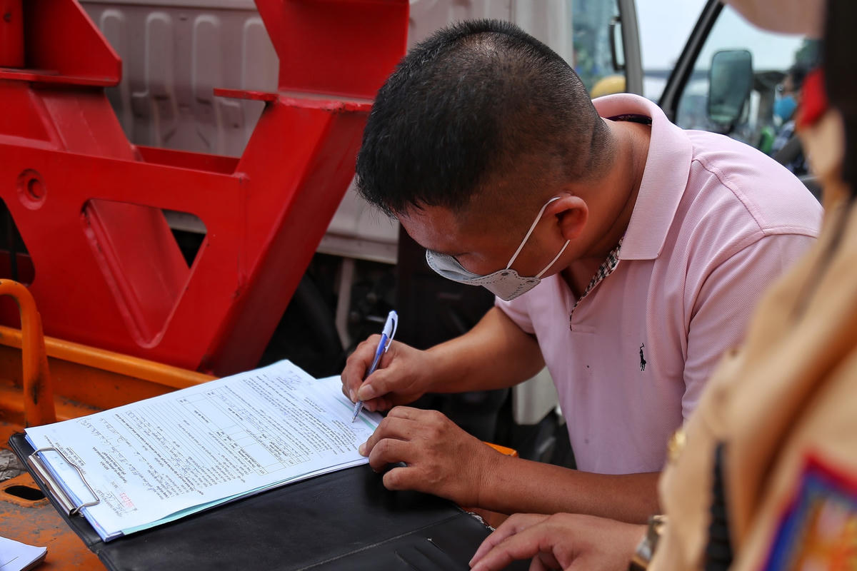 Dù biết sai, nhưng nhiều tài xế vì miếng cơm manh áo chấp nhận bị xử phạt.