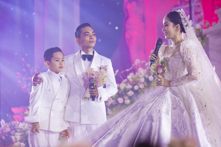 Trải qua nhiều sóng gió, đám cưới được tổ chức khiến người hâm mộ và khách mời hạnh phúc gửi lời chúc mừng. 