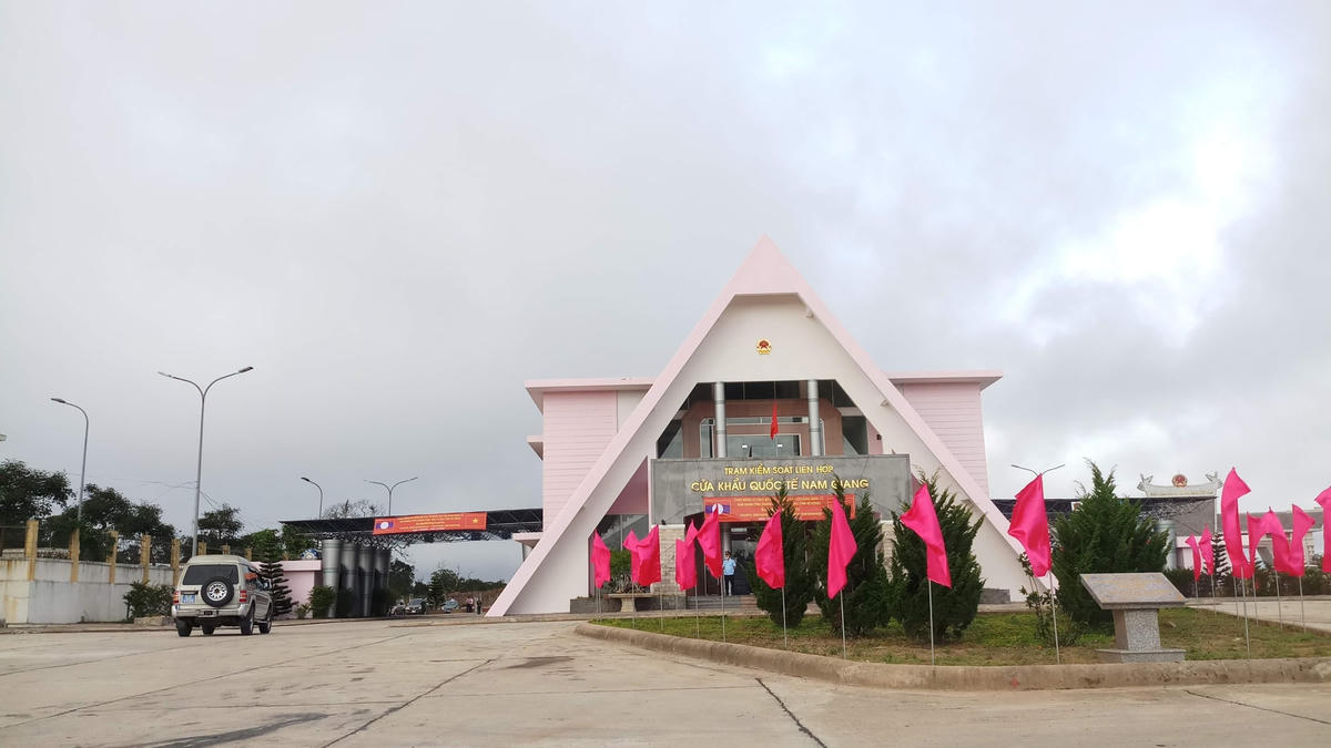 Vận chuyển hàng hoá qua CKQT Nam Giang nối tuyến Quốc lộ 14D.